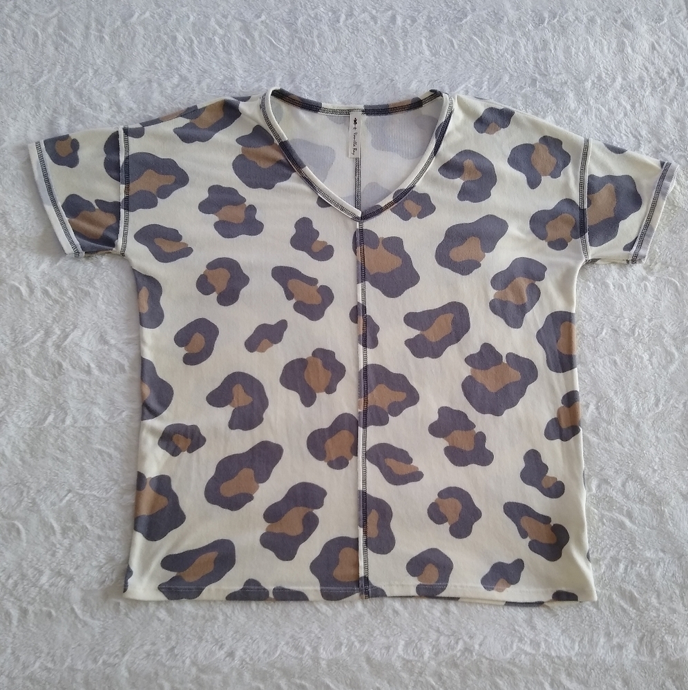 Vanilla Bay Cream Leopard V‑Neck Short Sleeve Top with Gray and Tan Spots